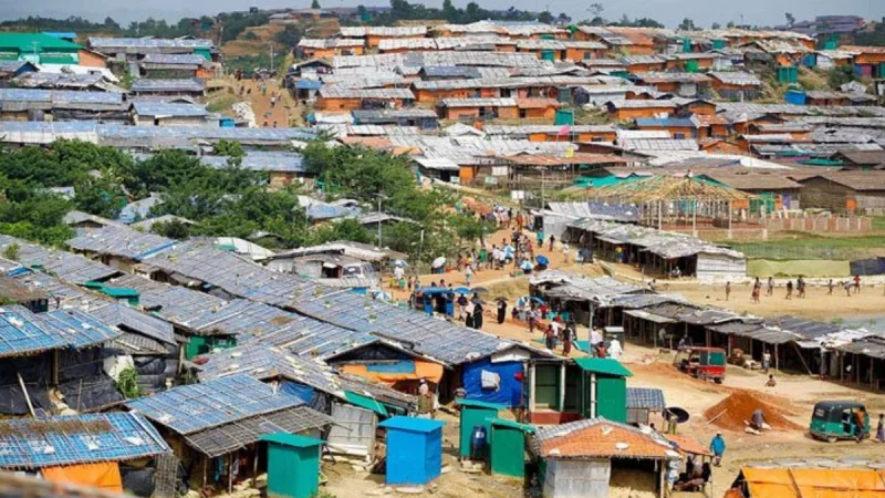 রোহিঙ্গা ক্যাম্পের কাছে তীব্র সংঘর্ষ, পুলিশ ক্যাম্পে গুলি